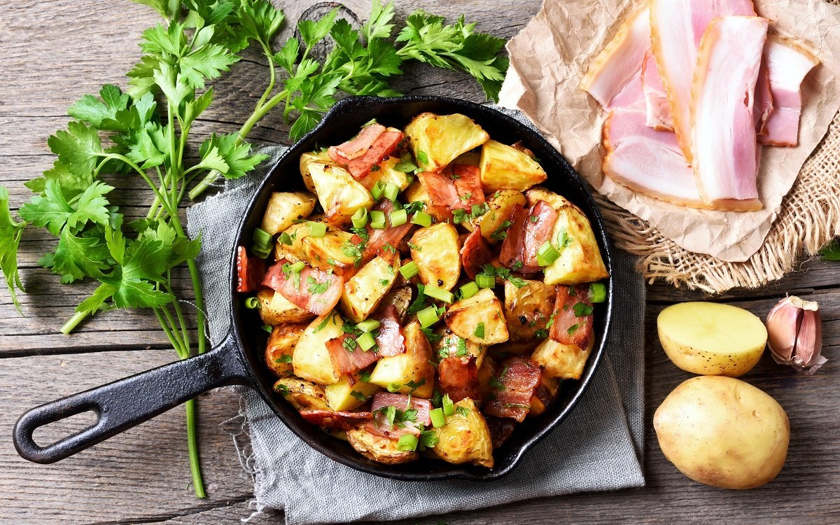 Картошка со свининой и грибами на сковороде